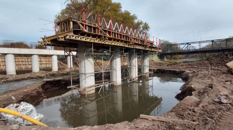 Nuevo puente en Santa Rosa de Calamuchita: Ya se observan las columnas que sostendrán la estructura principal